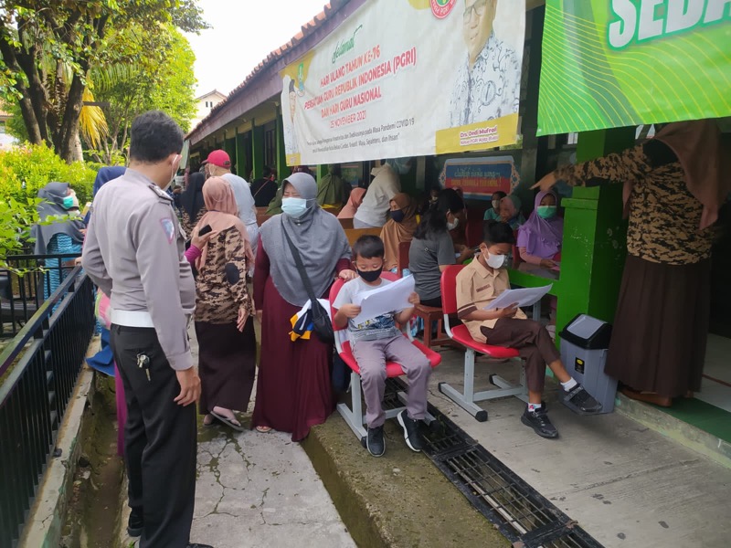 Polsek Bekasi Utara, memonitor kegiatan vaksinasi Covid-19 untuk anak usia 6-11 tahun di SDN Harapan Jaya 2, Kelurahan Harapan Jaya, Bekasi Utara, Sabtu (18/12/2021). Foto: istimewa.