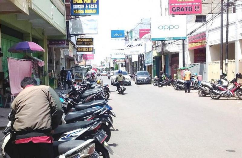 Kendaraan bermotor roda dua milik pelanggan diparkir rapi di pusat penjualan aksesoris dan servis HP di Jalan Petratean, Kota Cirebon. (Taryani)   