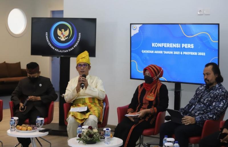 Plt. Direktur Jenderal Pengelolaan Ruang Laut (PRL) Pamuji Lestari didampingi jajaran eselon 2 Dit PRL KKP memberikan keterangan pers pada acara konferensi pers catatan akhir tahun 2021 dan proyeksi 2022 Kinerja Subsektor Pengelolaan Ruang Laut  Kementerian Kelautan dan Perikanan di Jakarta, Jumat (17/12/2021).