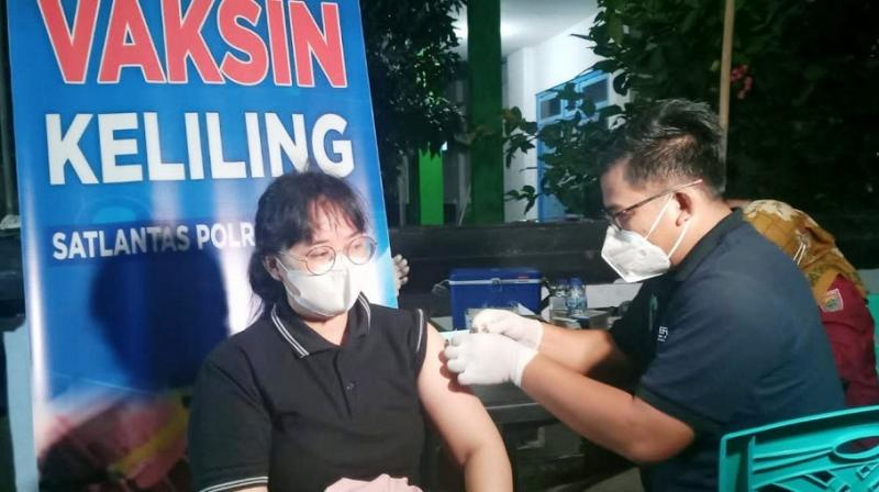Salah seorang warga menjalani vaksinasi Covid-19 yang dilayani malam hari di Batang. (Ist.)