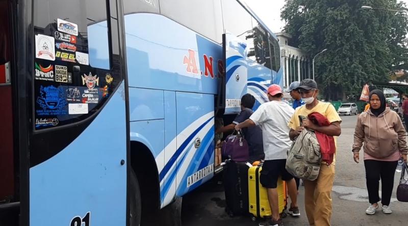 Bus ANS tengah dilakukan naik barang dan penumpang dari Terminal Bekasi ke arah Padang, Ahad (19/12/2021). 
