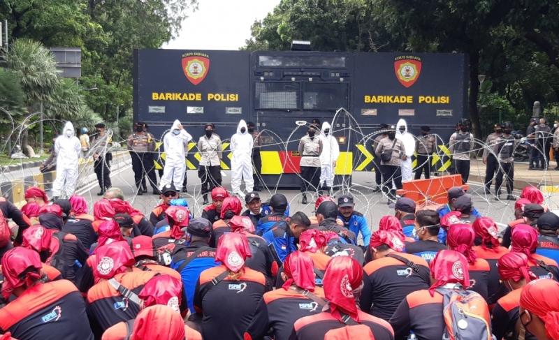 Aksi masa menuntun upah naik dan omnibuslaw dihalau oleh Polisi.