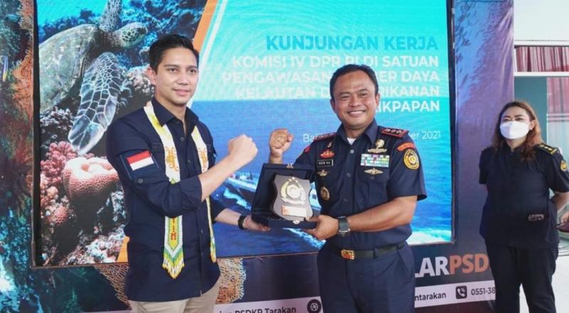 Laksda TNI Adin Nurawaluddin saat mendampingi Kunjungan Kerja Komisi IV DPR RI di Satwas SDKP Balikpapan, Kalimantan Timur pada Sabtu.