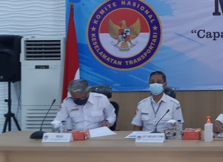 Capt. Nurcahyo Utomo memaparkan capaian kerja pada subsektor moda transportasi udara di kegiatan laporaran Capaian KNKT 2021 di Jakarta, Senin (20/12/2021).