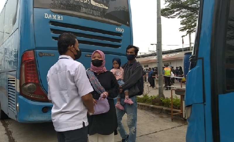 Penumpang bawa anak di bawah usia 5 tahun naik Bus Gratis BPTJ di Stasiun Cikarang (foto:BeritaTrans.com/aksi.id/ahmad) 