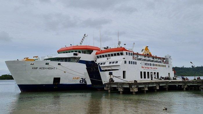 Kapal penyeberangan tidak beroperasi di Simeulue akibat cuaca buruk, Ahad (19/12/2021). 