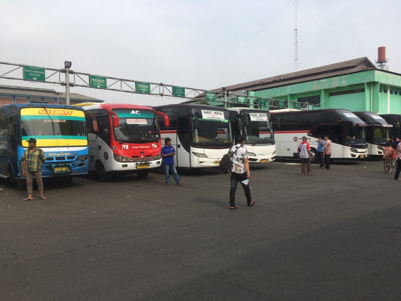 Bus Antarkota di area keberangkatan Terminal Bekasi, Senin (20/12/2021). Foto: BeritaTrans.com.