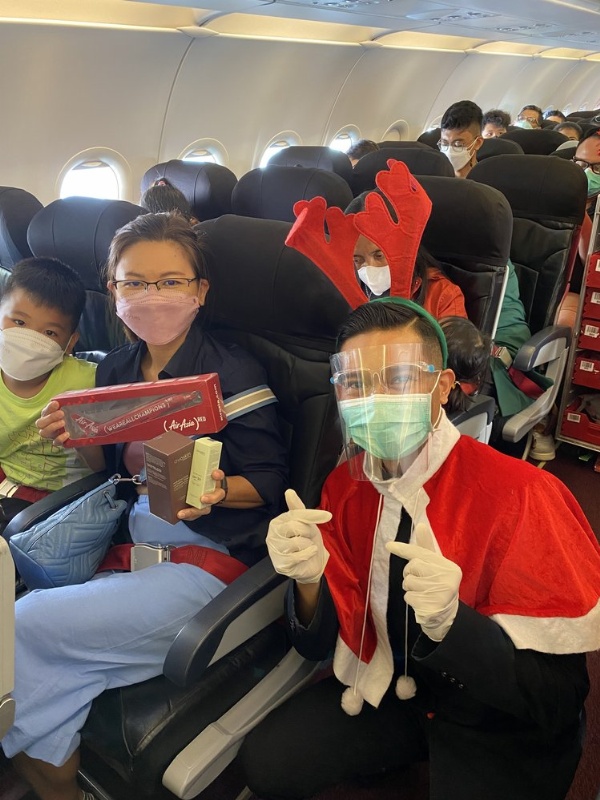 Pramugari AirAsia sapa penumpang