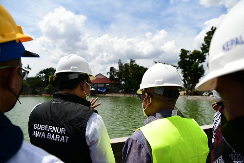 Gubernur Jabar, Ridwan Kamil didampingi Wali Kota Depok, Mohammad Idris mengecek progres  revitaliasi Setu Rawa Kalong, Kecamatan Cimanggis, Kota Depok. (ist.)