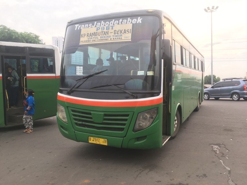 Buskota tujuan Kampung Rambutan - Bekasi di depan Gerbang Tol Bekasi Timur, Senin (20/12/2021). Foto: BeritaTrans.com.