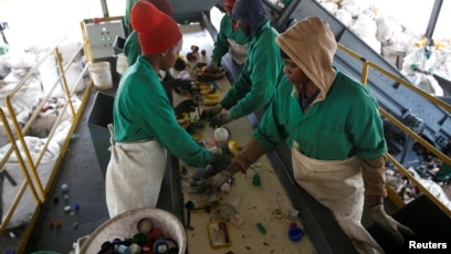 Para pekerja memilah-milah sampah plastik di perusahaan daur ulang plastik di Nairobi, Kenya (foto: dok).