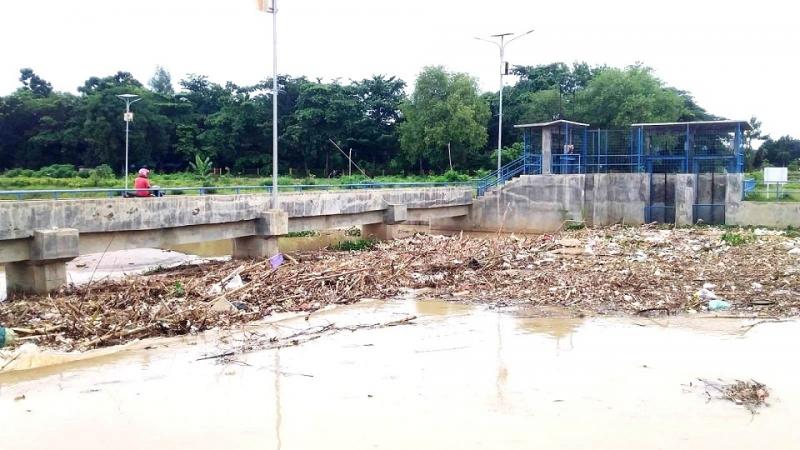 Seorang pengendara motor melintasi jalan inspeksi Pintu Air Bojongsari, Indramayu, Jabar, Selasa (21/12/2021). (Taryani)