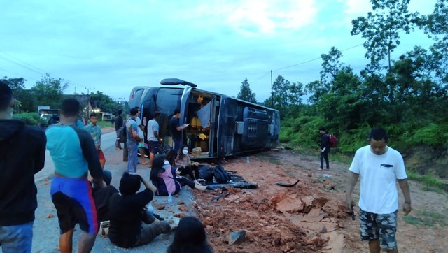 Situasi di lokasi kejadian tergulingnya Bus Logos di Desa Sungai Melawen, Kotawaringin Barat.