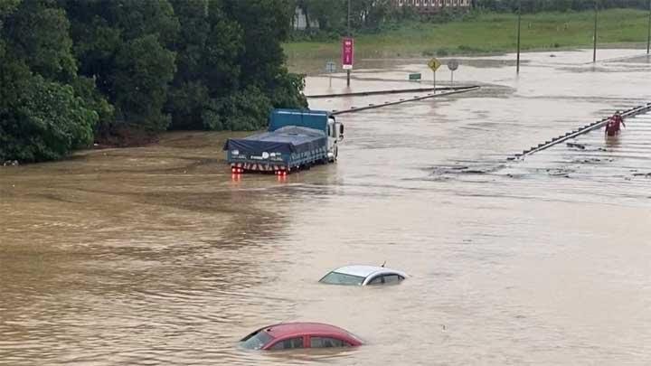 Sejumlah kendaraan terendam banjir di Shah Alam, Malaysia, 18 Desember 2021. Ashraf Noor Azam/via REUTERS