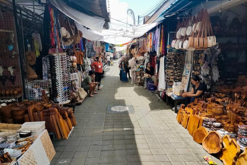 Salah satu pasar souvenir di Bali masih menunggu kedatangan wisatawan domestik maupun asing. (Foto: Elok Dyah Messwati)