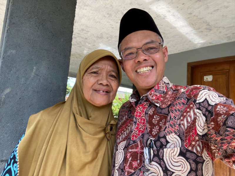 Cris Kuntadi bersama Ibunda, Wanita yang selalu dirindukan