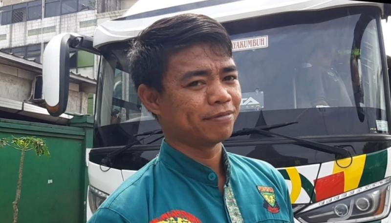 Pengemudi bus NPM Syahrul saat menaikkan penumpang busnya dari Terminal Bekasi yang akan diberangkatkan menuju Padang.