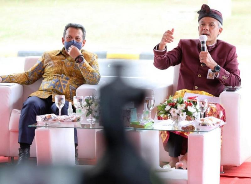Gubernur Ganjar Pranowo dan  Dirjen Perlindungan Konsumen dan Tertib Niaga Kementerian Perdagangan, Veri Anggriono Sutiarto saat diskusi. (Ist.)