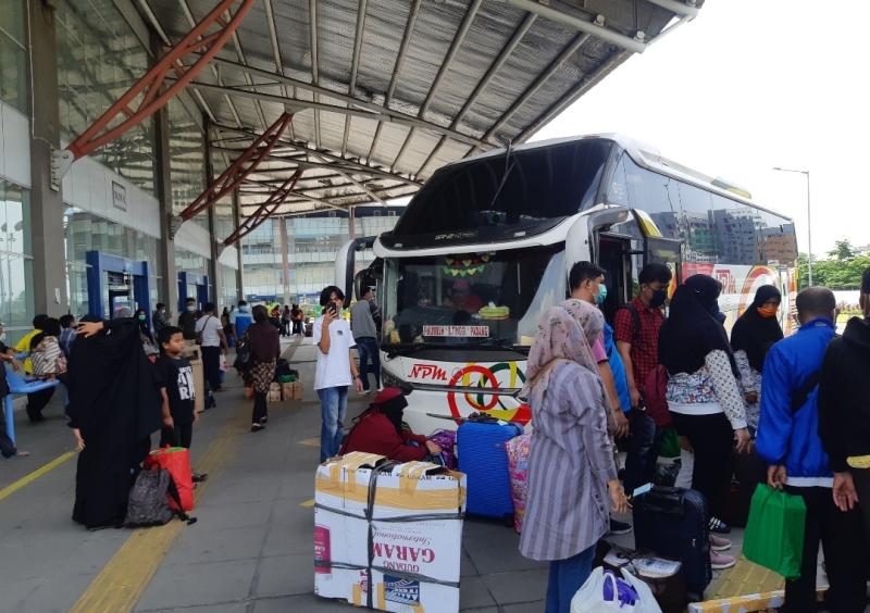 Suasana area keberangkatan di Terminal Pulo Gebang, Jakarta, Kamis (23/12/2021).