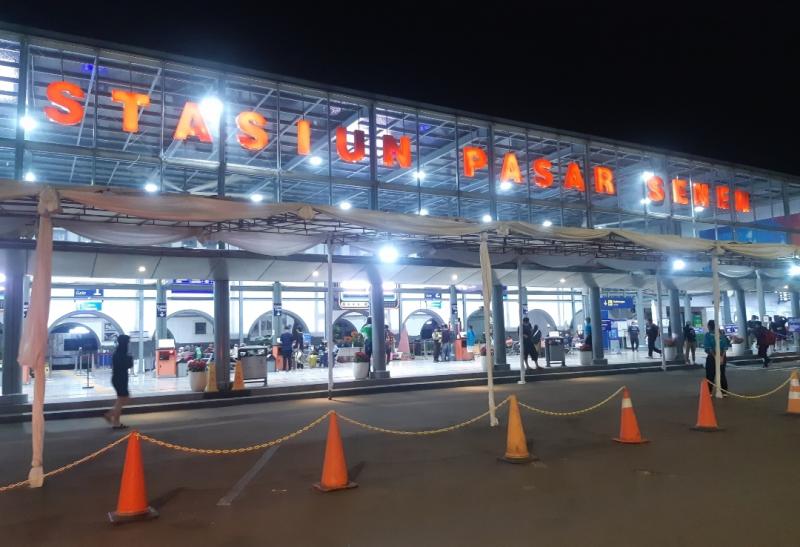 Stasiun Pasar Senen menyedikan layanan tes PCR mulai hari Kamis (22/12/2021). Layanan ini juga tersedia di Stasiun Gambir khusus penumpang KA Jarak Jauh.