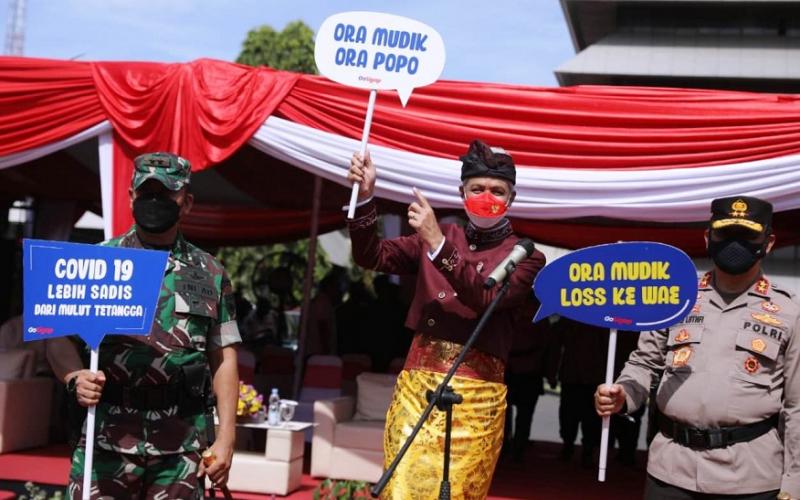 Gubernur Jawa Tengah, Ganjar Pranowo menunjukkan pamflet Ora Mudik Ora Popo, usai  Gelar Pasukan Operasi Lilin Candi 2021. (Ist.)