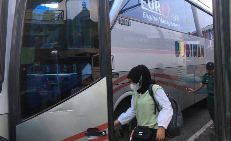 Penumpang bus Budiman di Terminal Bekasi, Kamis (23/12/2021) sore. Foto: BeritaTrans.com.