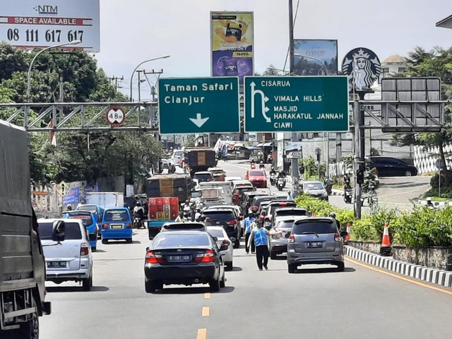 Pantauan keramaian di jalur puncak, di exit Gadog. 