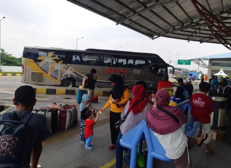 Suasana di jalur keberangkatan Terminal Pulo Gebang, Jakarta, Kamis (23/12/2021).