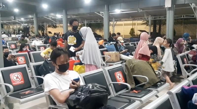 Penumpang KAJJ menunggu keberangkatan di Stasiun Pasae Senen. 