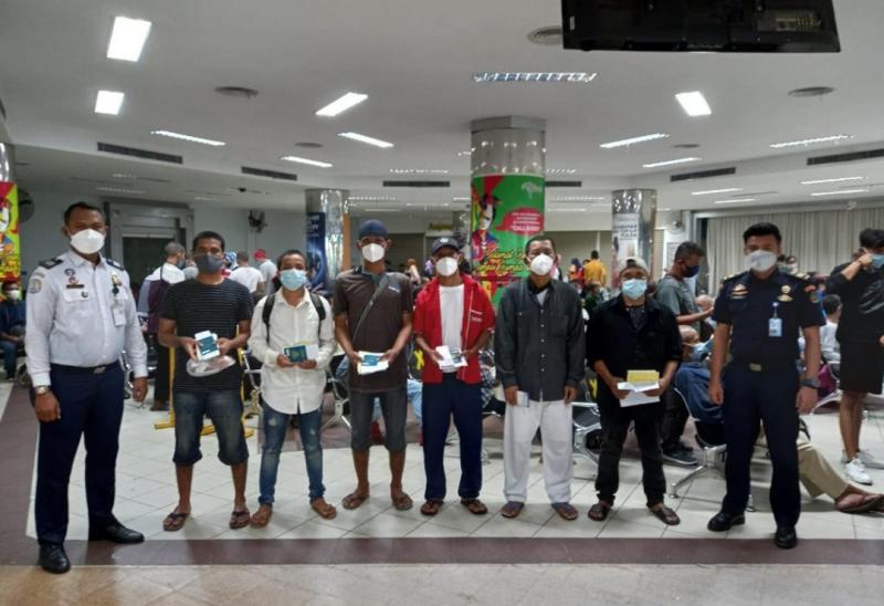 Enam orang nelayan asal Sumatera Utara yang ditangkap oleh Otoritas Malaysia dipulangkan melalui Pelabuhan Penyeberangan Internasional Batam Centre, sedangkan dua nelayan lainnya dipulangkan melalui Bandara Soekarno-Hatta.