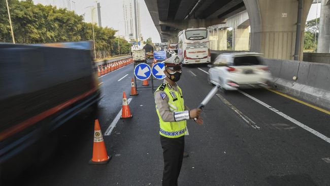 Petugas Kepolisian mengatur lalu lintas saat penyekatan di Tol Jakarta-Cikampek di KM 31, Cikarang, Kabupaten Bekasi.