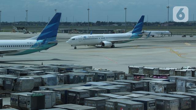 Pesawat Garuda terparkir di landasan pacu Terminal 3, Bandara Soekarno Hatta, Banten.