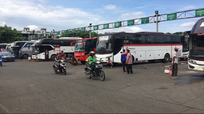 Bus antarkota di area keberangkatan Terminal Bekasi, Jumat (24/12/2021). Foto: BeritaTrans.com.