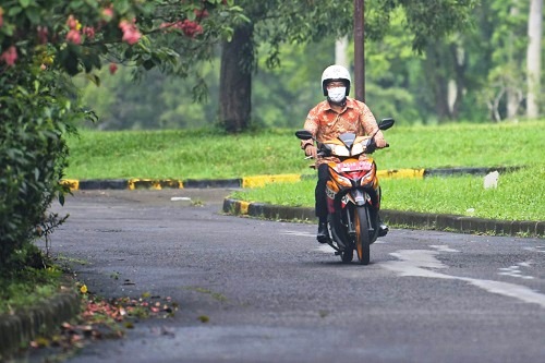 Gubernur Jabar, Ridwan Kamil sedang mencoba motor bebek yang mesinnya sudah dikonversi ke mesin motor listrik. (Ist.)