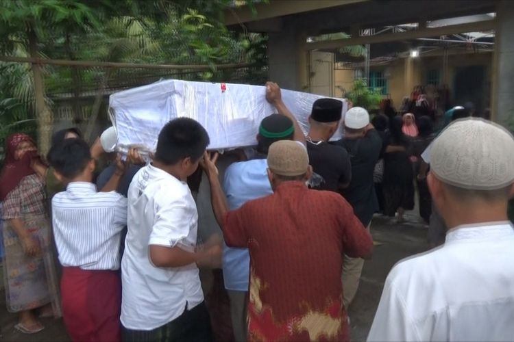 Jenazah TKI Syeh Mulachela (38) asal Kopang Rembiga, Lombok Tengah tiba di rumah duka Jumat siang (24/12/2021). Jenazah Mulachela adalah 1 dari 6 Jenazah TKI yang dilaporkan meninggal dunia akibat insiden itu.(Ist)