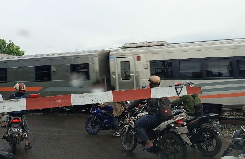 Pelanggaran dengan menantang maut seperti ini jangan dicontoh. Membahayakan kereta api, juga membahayakan diri sendiri. Foto: Agus W/BeritaTrans.com