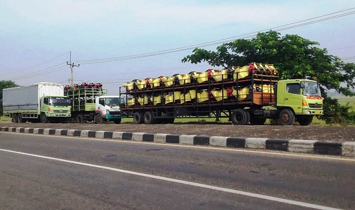 Dua truk trailer mengangkut sepeda motor bermalam di jalan Pantura Desa Kiajaran Kulon, Lohbener, Indramayu,  Jabar. (Taryani)