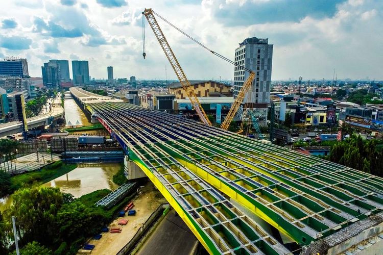 Konstruksi erection Steel Box Arch (SBArch) girder pada proyek Jalan Tol Bekasi ? Cawang ? Kampung Melayu (Becakayu) Seksi 2A Ujung. Foto: kompas.com.