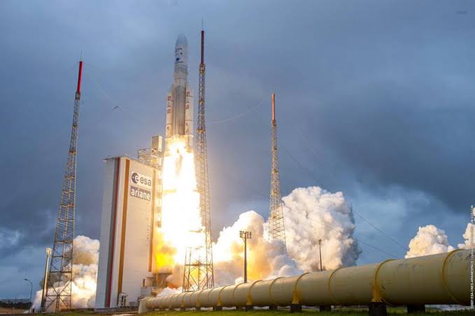 Roket Arianespace Ariane 5 dengan Teleskop Luar Angkasa James Webb NASA di dalamnya, diluncurkan ke landasan peluncuran, Kamis, 23 Desember 2021. Foto: istimewa.