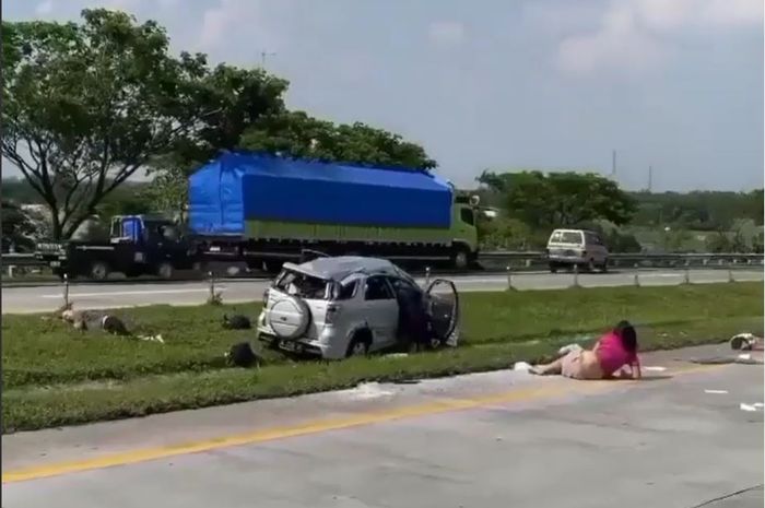 Toyota Rush alami kecelakaan di ruas tol Cipali KM 183 arah Cirebon, (24/12/2021). Foto: otomotifnet.com.