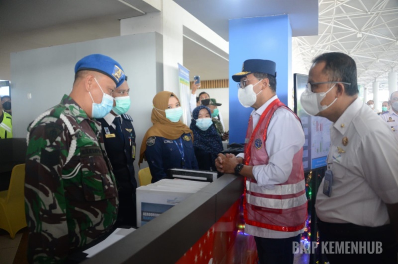 Menhub sapa petugas di Bandara Juanda