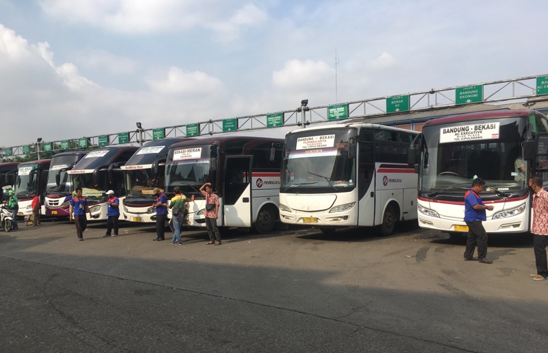 Bus antarkota di area Terminal Bekasi, Senin (27/12/2021). Foto: BeritaTrans.com.