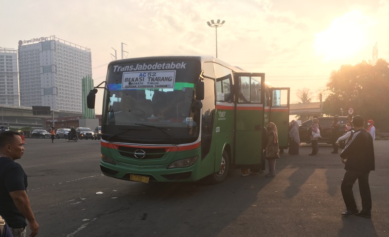 Bus Kota tujuan Bekasi-Tanah Abang, tiba di depan Gerbang Tol Bekasi Timur. Foto: BeritaTrans.com.