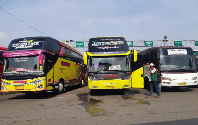 Bus sedang menaikkan penumpang di Terminal Bekasi, Senin (27/12/2021).