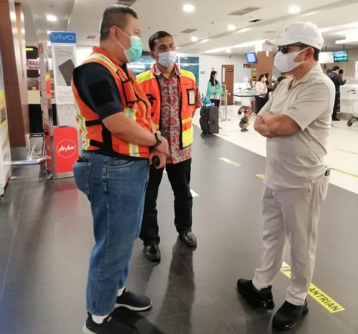 Menteri Perencanaan Pembangunan Nasional (PPN)/Badan Perencanaan Pembangunan Nasional (Bappenas) Suharso Monoarfa sidak angkutan nataru di Bandara Husein Sastranegara, Sabtu (25/12/2021). Menteri disambut  Executive General Manager (EGM) Bandara Husein Sastranegara R Iwan Mahdar .