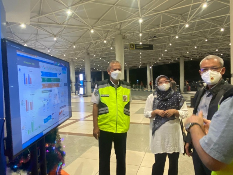 Cris Kuntadi saat menyimak informasi di Bandara Juanda, Surabaya