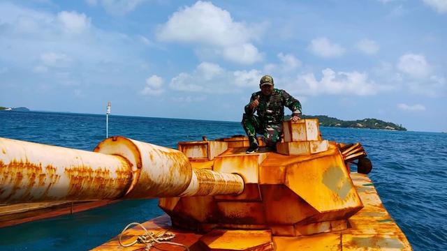 Benda mirip tank ditemukan di Perairan Natuna, Kepulauan Riau.