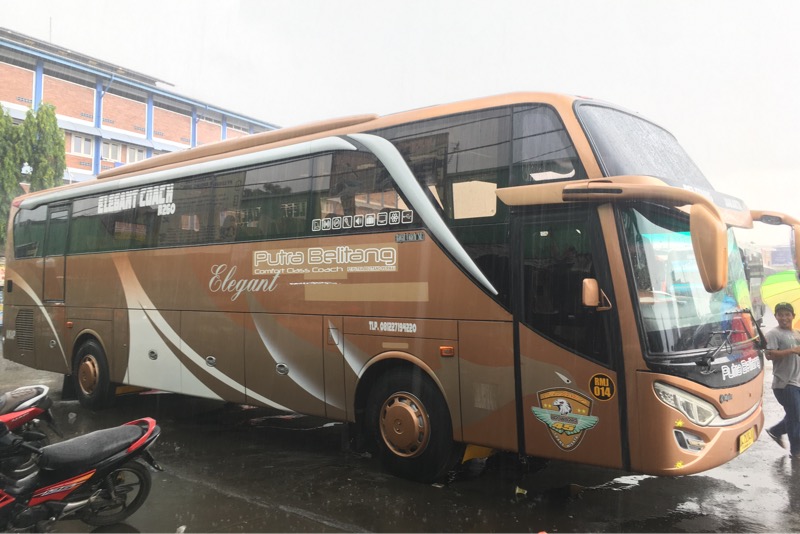 Bus PO Putra Belitang di Terminal Bekasi. Foto: BeritaTrans.com.