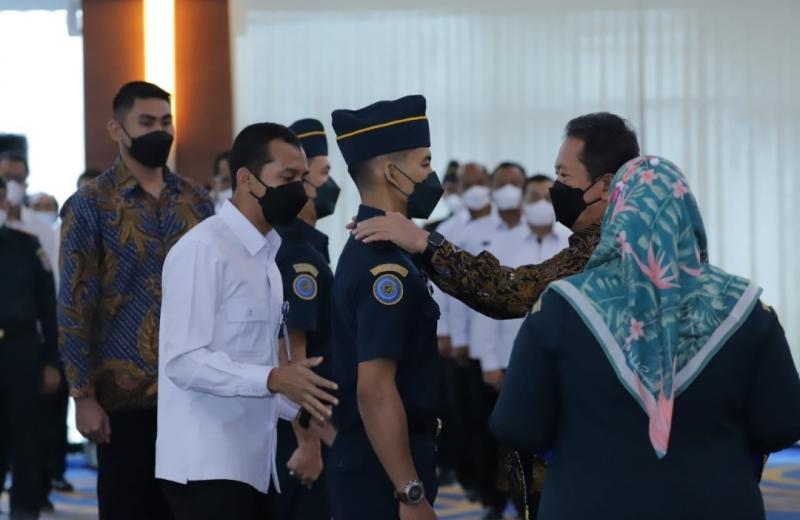 Menteri Kelautan dan Perikanan Sakti Wahyu Trenggono pada kegiatan pengukuhan 34 syahbandar di pelabuhan perikanan di Jakarta, Selasa (28/12/2021).