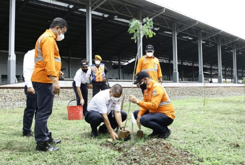 Karyawan KAI melakukan penanaman pohon di wilayah Stasiun dan Perkantoran sebagai bentuk program Tanggung Jawab Sosial dan Lingkungan oleh perusahaan.(Foto:KAI)
